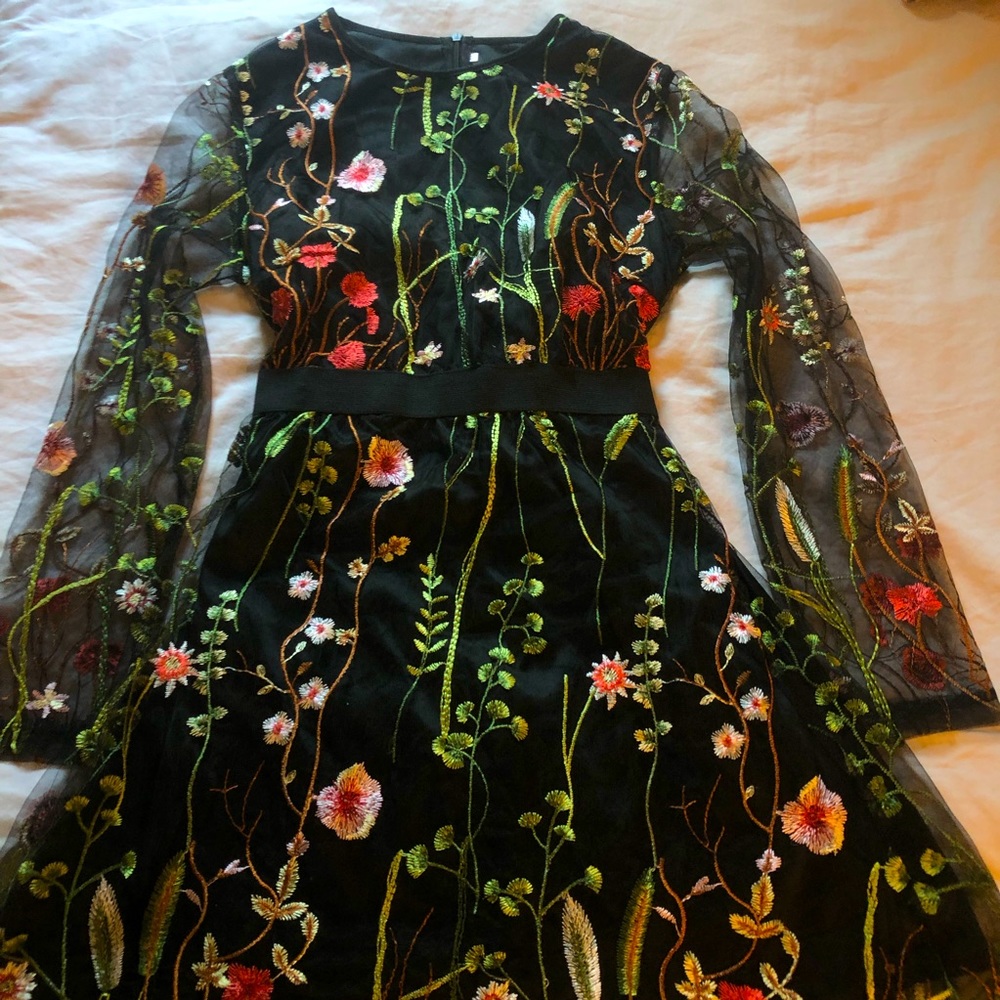 Stylish knee length dress! size: M